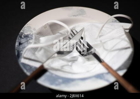 Essen Sie die Maske aus dem Teller themed Bild Stockfoto