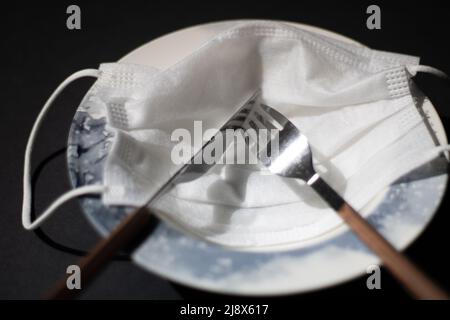 Essen Sie die Maske aus dem Teller themed Bild Stockfoto