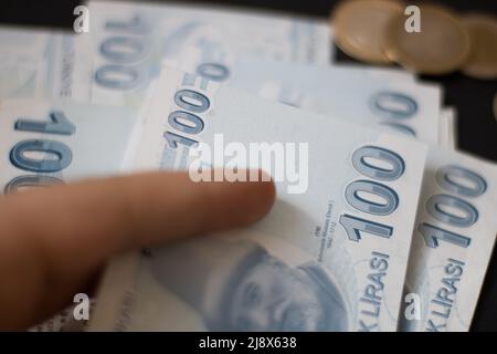 Geld, Banknoten und Münzen zählen Stockfoto