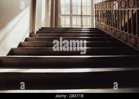 Alte Steintreppe mit Sonne beleuchtet, weit oben, keine Menschen Stockfoto