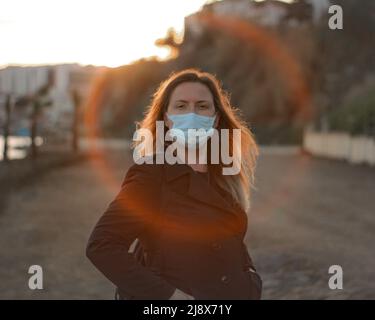 Eine Erwachsene Frau in einem Halo-Leuchtring Stockfoto