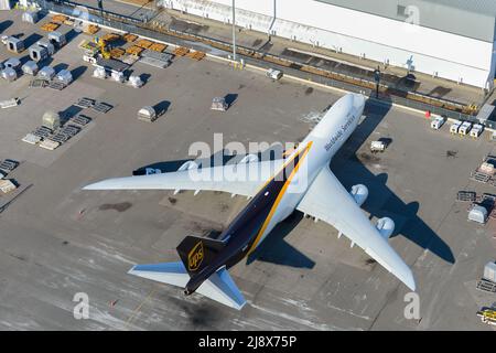 UPS Cargo Boeing 747 geparkte Flugzeuge. Flugzeug 747-8F fliegende Fracht für United Parcel Service. Frachtflugzeug von UPS Airlines Cargo. Stockfoto