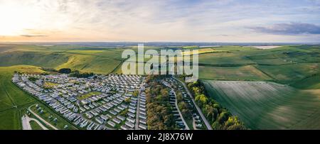 Panorama über Durdle Door Holiday Park und Jurassic Coast und Lifs, Wareham, Dorset, England, Europa Stockfoto