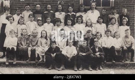 Fotopostkarte von Schülern und Lehrern einer unbekannten Schule in Ontario, Kanada, ca. 1915 Stockfoto