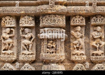 Alte Steinschnitzereien und Skulpturen an den Wänden des Konark Sonnentempels, der im 13.. Jahrhundert in Puri, Odisha, Indien erbaut wurde. Stockfoto