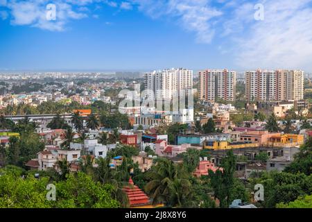 Luftaufnahme der indischen Stadtlandschaft vom Gipfel der Udayagiri Höhlen im Bhubaneswar India Stockfoto