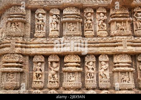 Alte Steinschnitzereien und Skulpturen an den Wänden des Konark Sonnentempels, der im 13.. Jahrhundert in Puri, Odisha, Indien erbaut wurde. Stockfoto