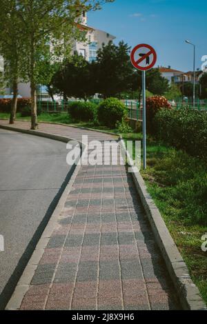 Kein Straßenschild links abbiegen Stockfoto