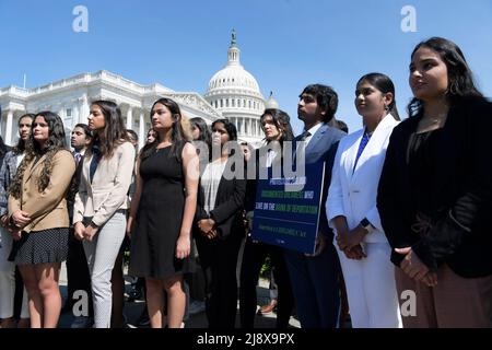 Washington, Usa. 18.. Mai 2022. Dokumentierte Träumer während einer Pressekonferenz zum amerikanischen Kindergesetz im House Triangle/Capitol Hill in Washington. Kredit: SOPA Images Limited/Alamy Live Nachrichten Stockfoto