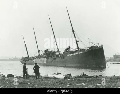 Das norwegische Dampfschiff Imo (ex. Runic (I), 1889) auf Grund an der Dartmouth-Küste, nach der Halifax-Explosion ca. 1918 Stockfoto