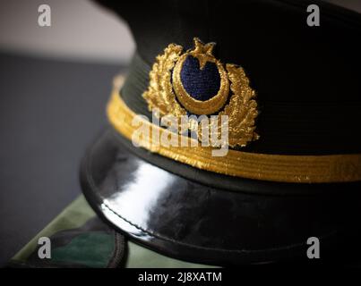 Militärhut mit Mond und Stern Stockfoto