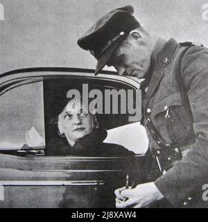 Polizeibeamter der Provinz British Columbia, der ein Ticket an einen verliebten Autofahrer ausstellte, ca. 1939 Stockfoto