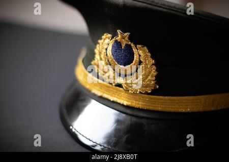 Militärhut mit Mond und Stern Stockfoto