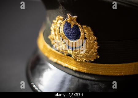 Militärhut mit Mond und Stern Stockfoto