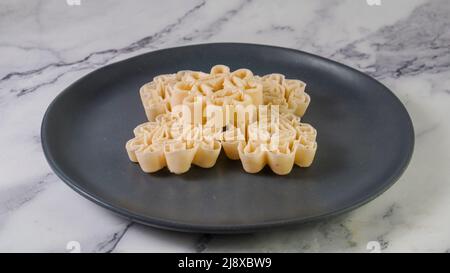 Der malaysische Kuih Raya heißt Kuih Goyang oder Kuih Ros. Beliebte traditionelle Kuih raya auf Hari Raya Aidilfitri in Malaysia. Stockfoto