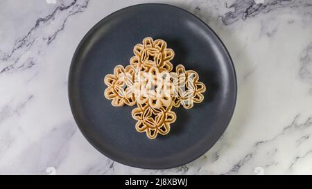 Der malaysische Kuih Raya heißt Kuih Goyang oder Kuih Ros. Beliebte traditionelle Kuih raya auf Hari Raya Aidilfitri in Malaysia. Stockfoto