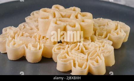 Der malaysische Kuih Raya heißt Kuih Goyang oder Kuih Ros. Beliebte traditionelle Kuih raya auf Hari Raya Aidilfitri in Malaysia. Stockfoto