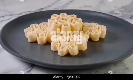 Der malaysische Kuih Raya heißt Kuih Goyang oder Kuih Ros. Beliebte traditionelle Kuih raya auf Hari Raya Aidilfitri in Malaysia. Stockfoto