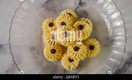 „Kuih Semperit“ oder schottische Butterkekse sind traditionelle malaysische Kekse, die traditionell während des Eid al-Fitr an Gäste serviert werden. Stockfoto