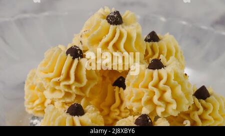 „Kuih Semperit“ oder schottische Butterkekse sind traditionelle malaysische Kekse, die traditionell während des Eid al-Fitr an Gäste serviert werden. Stockfoto