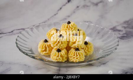 „Kuih Semperit“ oder schottische Butterkekse sind traditionelle malaysische Kekse, die traditionell während des Eid al-Fitr an Gäste serviert werden. Stockfoto