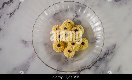 „Kuih Semperit“ oder schottische Butterkekse sind traditionelle malaysische Kekse, die traditionell während des Eid al-Fitr an Gäste serviert werden. Stockfoto