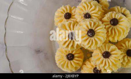 „Kuih Semperit“ oder schottische Butterkekse sind traditionelle malaysische Kekse, die traditionell während des Eid al-Fitr an Gäste serviert werden. Stockfoto