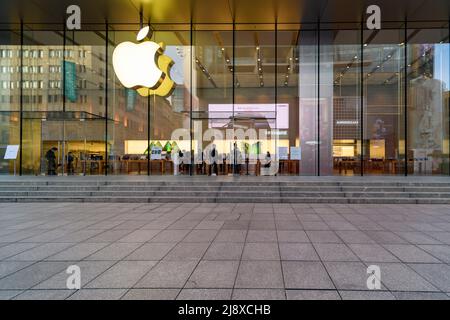 Der Apple Store auf der Nanjing Road ist fast immer voll mit Kunden, aber noch bevor Shanghai geschlossen wurde, gab es nur 1 Kunden bis 10 Mitarbeiter. Stockfoto