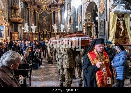 Lviv, Ukraine. 4. April 2022. Soldaten tragen die Särge zweier von der russischen Armee getöteten Soldaten. Militärbegräbnis in Lemberg.Russland marschierte am 24. Februar 2022 in die Ukraine ein und löste damit den größten militärischen Angriff in Europa seit dem Zweiten Weltkrieg aus (Bild: © Rick Mave/SOPA Images via ZUMA Press Wire) Stockfoto