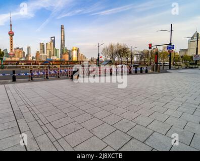 Der Bund (Waitan), der in der Regel täglich mit Tausenden von Besuchern überfüllt ist, ist in der Nacht vor der Stadtsperre in Shanghai unheimlich leer. Stockfoto