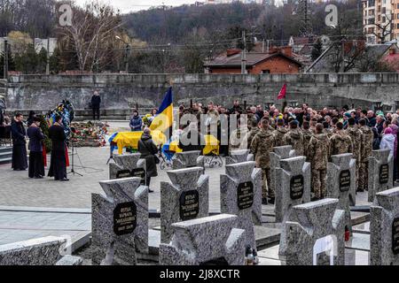 Lviv, Ukraine. 4. April 2022. Eine allgemeine Ansicht einer militärischen Beerdigung auf dem Friedhof von Lemberg. Militärbegräbnis in Lemberg.Russland marschierte am 24. Februar 2022 in die Ukraine ein und löste damit den größten militärischen Angriff in Europa seit dem Zweiten Weltkrieg aus (Bild: © Rick Mave/SOPA Images via ZUMA Press Wire) Stockfoto