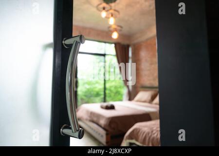Braunes Zimmer im Vintage-Stil im Hotel, ausgewählte Fokustür. Stockfoto