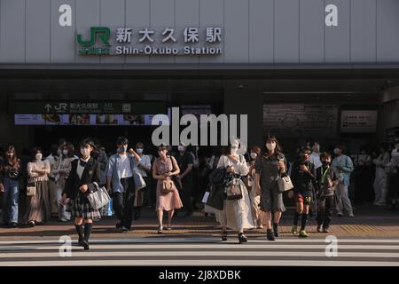 Tokio, Japan. 18.. Mai 2022. Fußgänger überqueren die Straße vor der U-Bahnstation Shin-?kubo. Kredit: SOPA Images Limited/Alamy Live Nachrichten Stockfoto