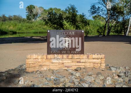 Yuma, AZ, USA - 20. Nov 2021: Ein einladendes Schild am Eingang der Feuchtgebiete Stockfoto