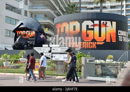 Cannes, Frankreich. 18.. Mai 2022. Eine Installation für den Film 'Top Gun: Maverick' ist während der jährlichen Filmfestspiele von Cannes 75. im Grand Hotel zu sehen. Quelle: Stefanie Rex/dpa/Alamy Live News Stockfoto