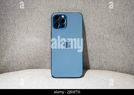 Dhaka, Bangladesch. 18.. Mai 2022. Ein iPhone 13 pro auf einem Tisch in einem Büro gesehen. Kredit: SOPA Images Limited/Alamy Live Nachrichten Stockfoto