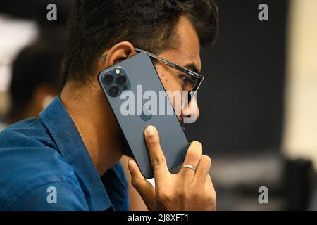 Dhaka, Bangladesch. 18.. Mai 2022. Ein Mann benutzt sein iPhone 13 pro in einem Büro. Kredit: SOPA Images Limited/Alamy Live Nachrichten Stockfoto