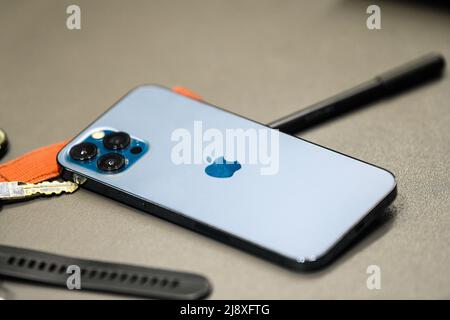Dhaka, Bangladesch. 18.. Mai 2022. Ein iPhone 13 pro auf einem Tisch in einem Büro gesehen. Kredit: SOPA Images Limited/Alamy Live Nachrichten Stockfoto