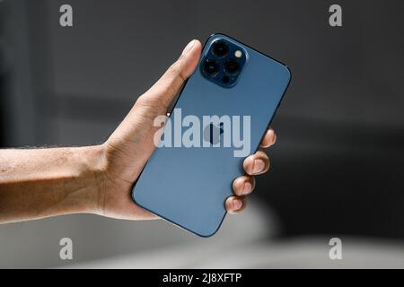 Dhaka, Bangladesch. 18.. Mai 2022. Eine Person zeigt sein iPhone 13 pro in einem Büro. Kredit: SOPA Images Limited/Alamy Live Nachrichten Stockfoto