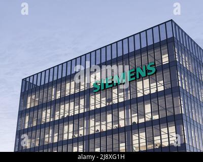 München, Deutschland. 2.Mai 2022. Nur zur redaktionellen Verwendung, 3D CGI. Siemens Signage-Logo auf dem Glasgebäude. Workplace Automation Company Office Headquart Stockfoto