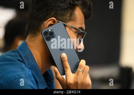 Dhaka, Bangladesch. 18.. Mai 2022. Ein Mann benutzt sein iPhone 13 pro in einem Büro. (Foto von Piyas Biswas/SOPA Images/Sipa USA) Quelle: SIPA USA/Alamy Live News Stockfoto