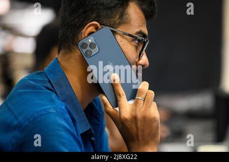 Dhaka, Bangladesch. 18.. Mai 2022. Ein Mann benutzt sein iPhone 13 pro in einem Büro. (Foto von Piyas Biswas/SOPA Images/Sipa USA) Quelle: SIPA USA/Alamy Live News Stockfoto