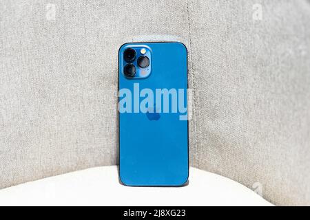 Dhaka, Bangladesch. 18.. Mai 2022. Ein iPhone 13 pro auf einem Tisch in einem Büro gesehen. (Foto von Piyas Biswas/SOPA Images/Sipa USA) Quelle: SIPA USA/Alamy Live News Stockfoto