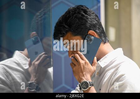 Dhaka, Bangladesch. 18.. Mai 2022. Ein Mann benutzt sein iPhone 13 pro in einem Büro. (Foto von Piyas Biswas/SOPA Images/Sipa USA) Quelle: SIPA USA/Alamy Live News Stockfoto