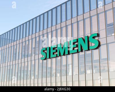 München, Deutschland. 2.Mai 2022. Nur zur redaktionellen Verwendung, 3D CGI. Siemens Signage-Logo auf dem Glasgebäude. Workplace Automation Company Office Headquart Stockfoto