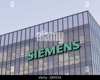 München, Deutschland. 2.Mai 2022. Nur zur redaktionellen Verwendung, 3D CGI. Siemens Signage-Logo auf dem Glasgebäude. Workplace Automation Company Office Headquart Stockfoto