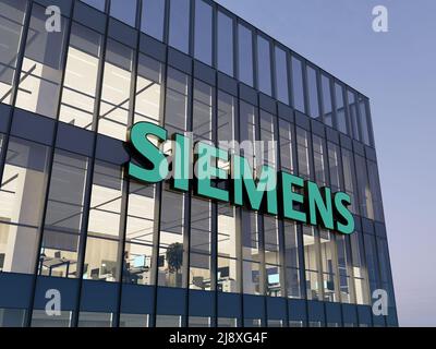 München, Deutschland. 2.Mai 2022. Nur zur redaktionellen Verwendung, 3D CGI. Siemens Signage-Logo auf dem Glasgebäude. Workplace Automation Company Office Headquart Stockfoto