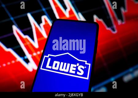 Brasilien. 18.. Mai 2022. In dieser Abbildung wird das Logo von Lowe's Companies Inc. Auf einem Smartphone angezeigt. (Foto von Rafael Henrique/SOPA Images/Sipa USA) Quelle: SIPA USA/Alamy Live News Stockfoto