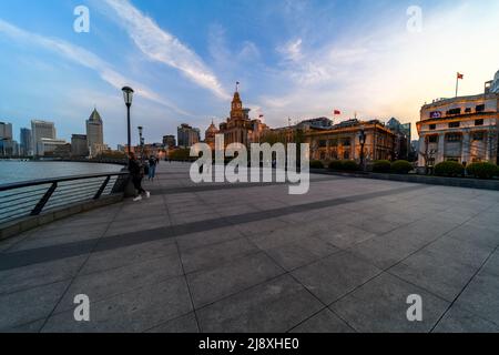 Der Bund (Waitan), der in der Regel täglich mit Tausenden von Besuchern überfüllt ist, ist in der Nacht vor der Stadtsperre in Shanghai unheimlich leer. Stockfoto