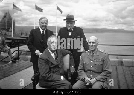 Politische Führer versammeln sich auf der Zitadelle von Quebec während der zweiten Québec-Konferenz am 19. August 1943 in Quebec, Kanada, zu einem Porträt. Im Uhrzeigersinn, von oben links: Der kanadische Premierminister Mackenzie King; Premierminister Winston Churchill; der Earl of Athlone, Gouverneur von Kanada; und Präsident Franklin D. Roosevelt. Ca. 1943 Stockfoto